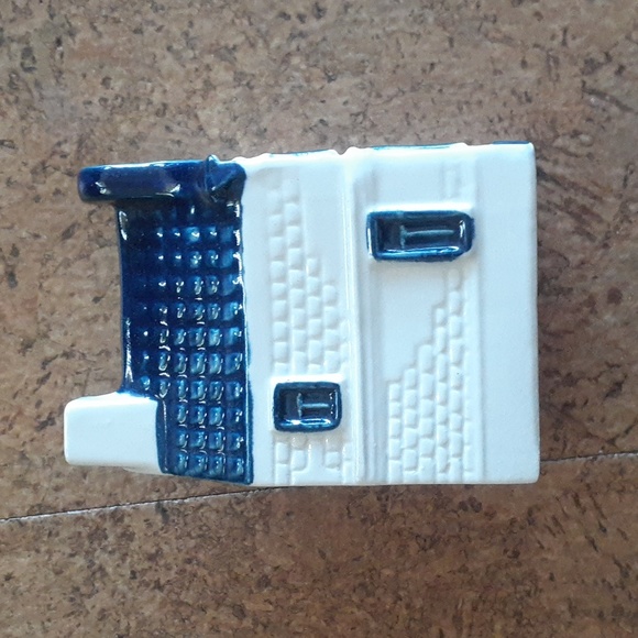 Vintage mini liquor Blue Delft house on the Emperor Canal. - Picture 2 of 6